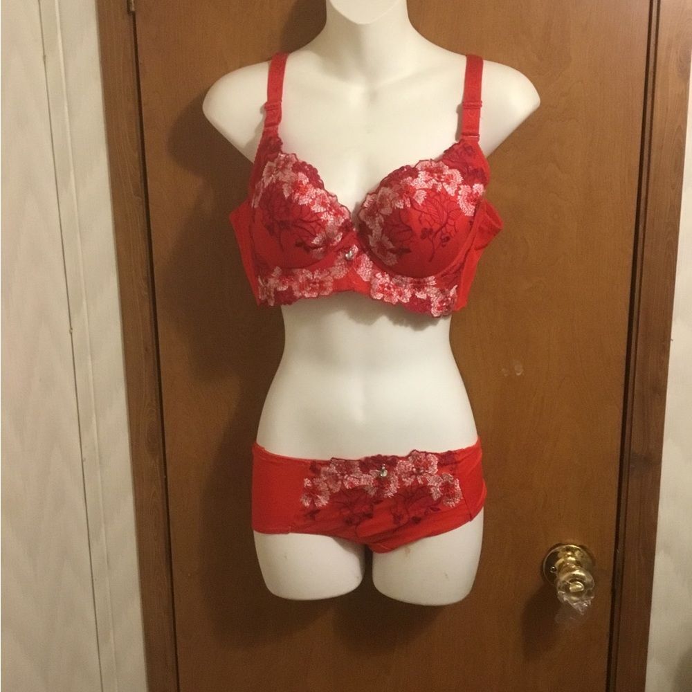 Chic Embroidered Rhinestone Red Lace Bra and Panty Set 38 C